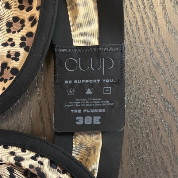 CUUP Plunge Bra Set in Leopard Print - Picture 9 of 12